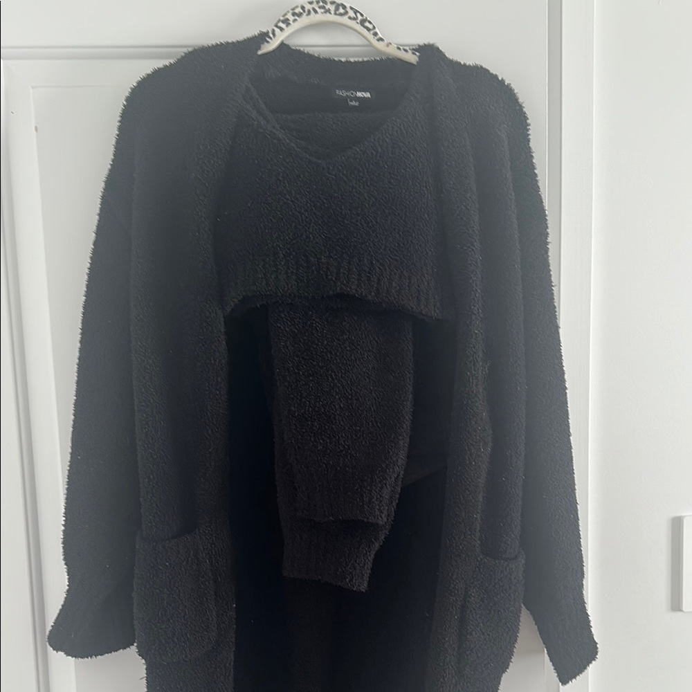 Fashion Nova Black V-Neck Sweater Relaxed Fit